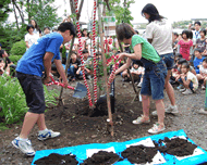 児童による土盛り 児童による土盛り