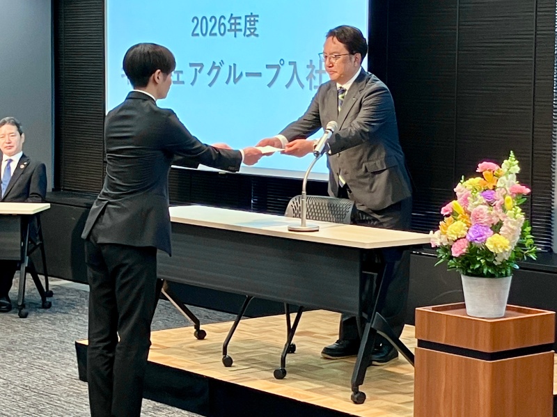 田村社長からの辞令交付
