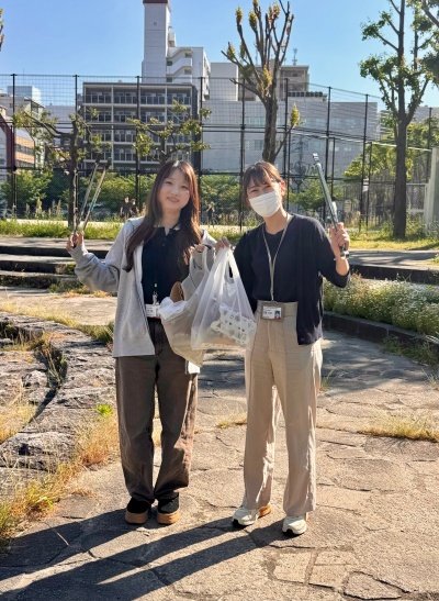女性社員2名でトングを持ってポーズ！