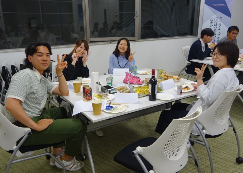 各テーブルにはお菓子とジュースとちょっとしたお酒