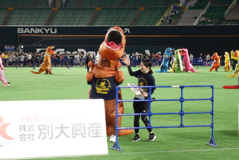 ティラノサウルスレースに参戦するTさんと世話係のKさん